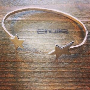 Bracciale aperto sopra con stelle della linea Hand Made di Etoile Gioielli