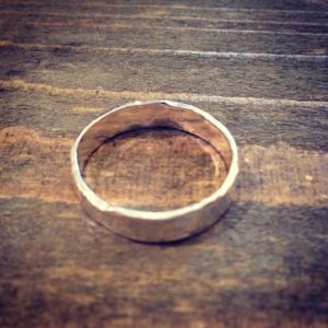 Fedina in argento 925 interamente martellata a mano della linea Hand Made di Etoile Gioielli